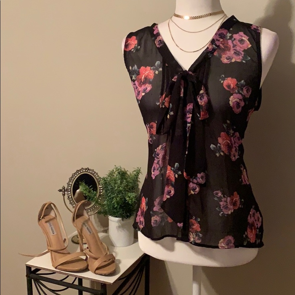 3/$15💕 🌸 sheer flower top